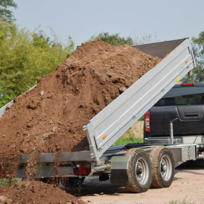 How to choose between an end and side dump trailer