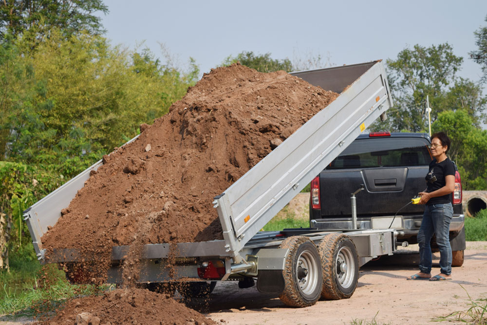 How to choose between an end and side dump trailer