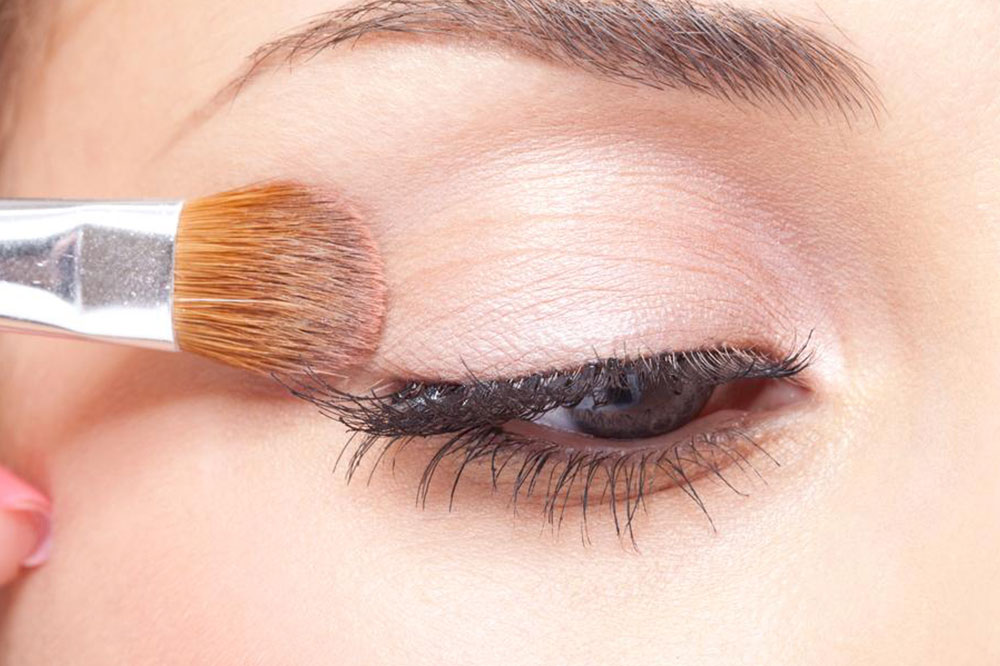 Popular Eye Makeup Tricks for a Flawless Look