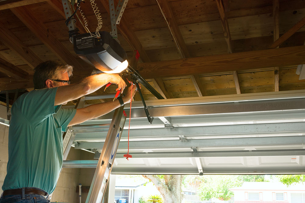 Tips to choose the right garage door repairs service